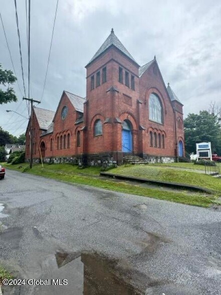 130 Main St, Hoosick Falls, NY à vendre - Photo de l’immeuble – Image 2 sur 52