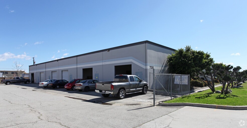 718-738 N Loren Ave, Azusa, CA à louer - Photo de l’immeuble – Image 3 sur 3