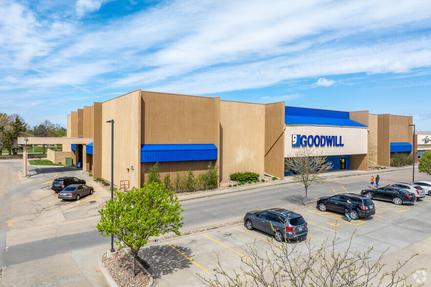 1600 Valley West Dr, West Des Moines, IA à louer - Photo de l’immeuble – Image 1 sur 6