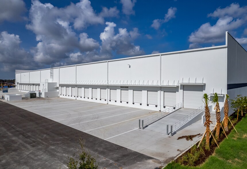 2690 Gateway Centre Pky, Saint Petersburg, FL à louer - Photo de l’immeuble – Image 2 sur 4