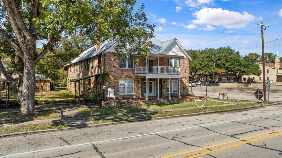 301 NE Barnard St, Glen Rose, TX à vendre - Photo de l’immeuble – Image 3 sur 47