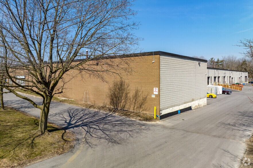 510 Coronation Dr, Toronto, ON à louer - Photo de l’immeuble – Image 2 sur 5