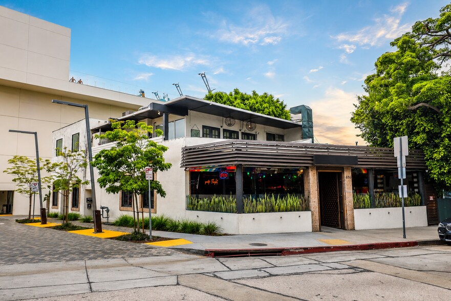 616 N Robertson Blvd, West Hollywood, CA à vendre - Photo de l’immeuble – Image 1 sur 15