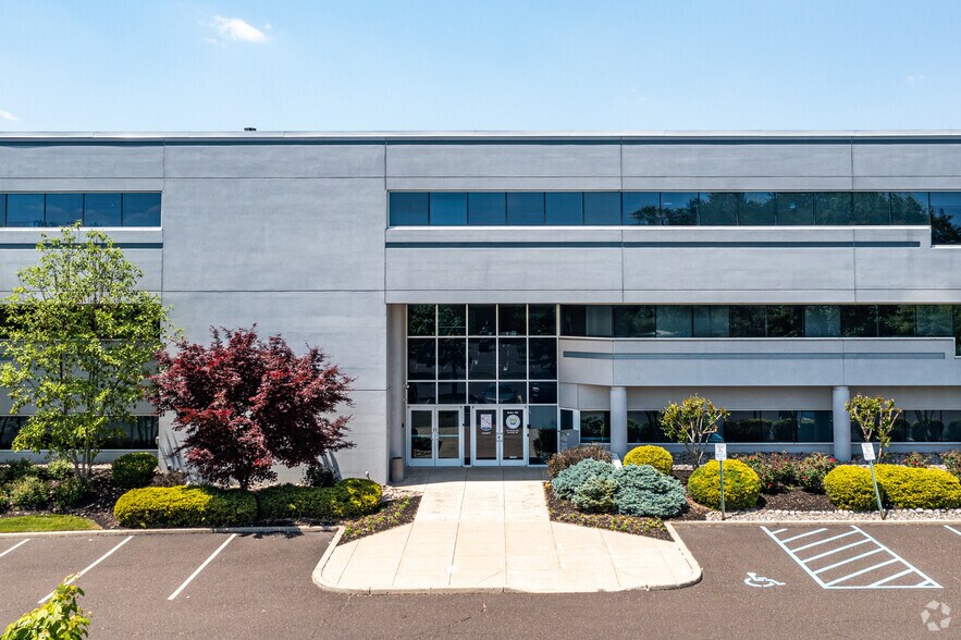 601 Dresher Rd, Horsham Township, PA à louer - Photo de l’immeuble – Image 3 sur 7