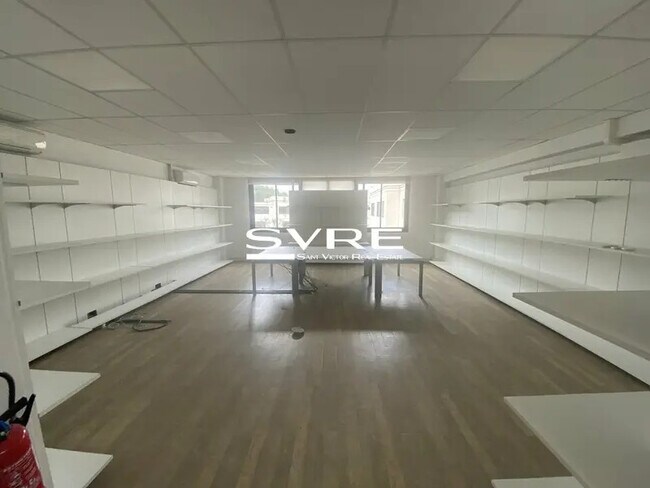 Plus de détails pour 30 Avenue Du Château De Jouques, Gémenos - Bureau, Local d'activités à louer