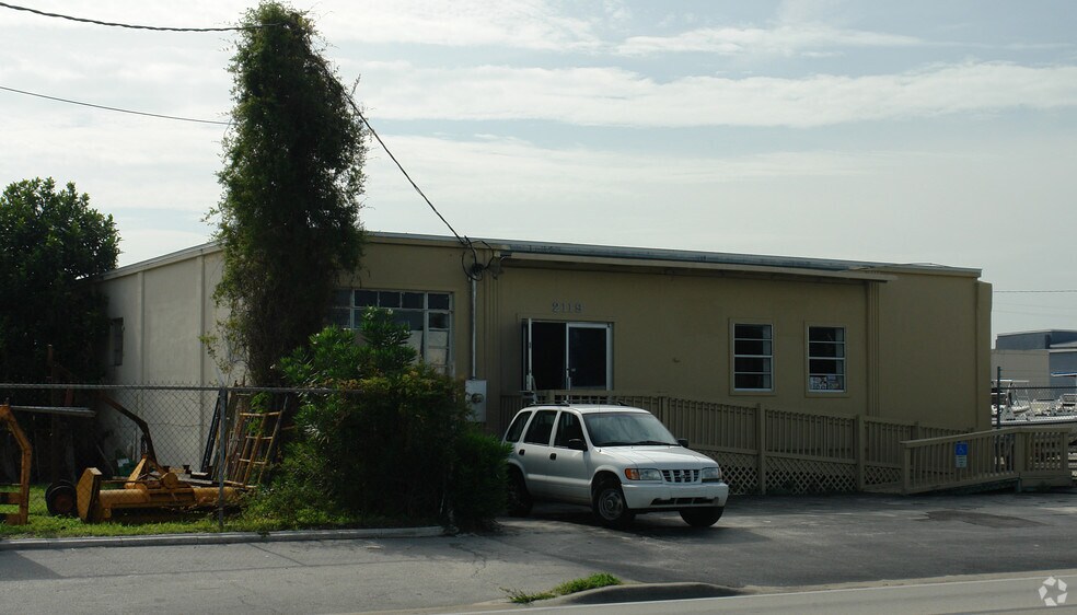 2119 Fowler St, Fort Myers, FL à vendre - Photo de l’immeuble – Image 2 sur 10