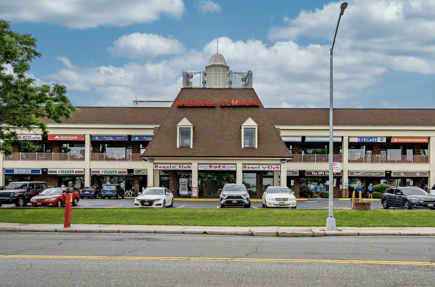 208-02 Cross Island Pky, Bayside, NY à louer - Photo de l’immeuble – Image 1 sur 8