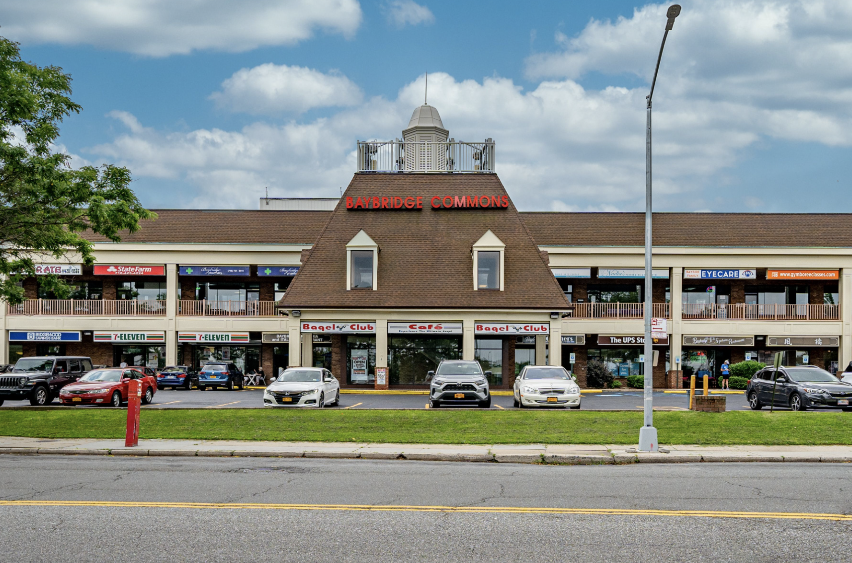 208-02 Cross Island Pky, Bayside, NY à louer Photo de l’immeuble– Image 1 sur 9