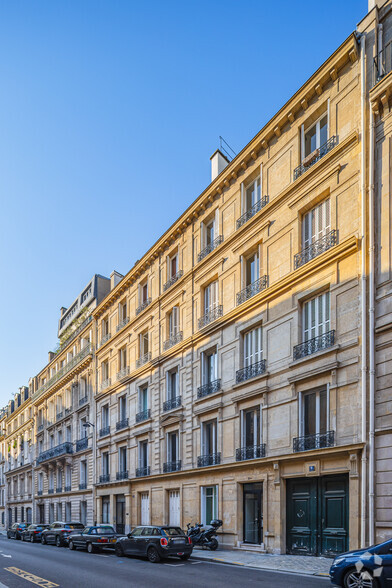 9 Rue De Vézelay, Paris à louer - Photo de l’immeuble – Image 2 sur 2