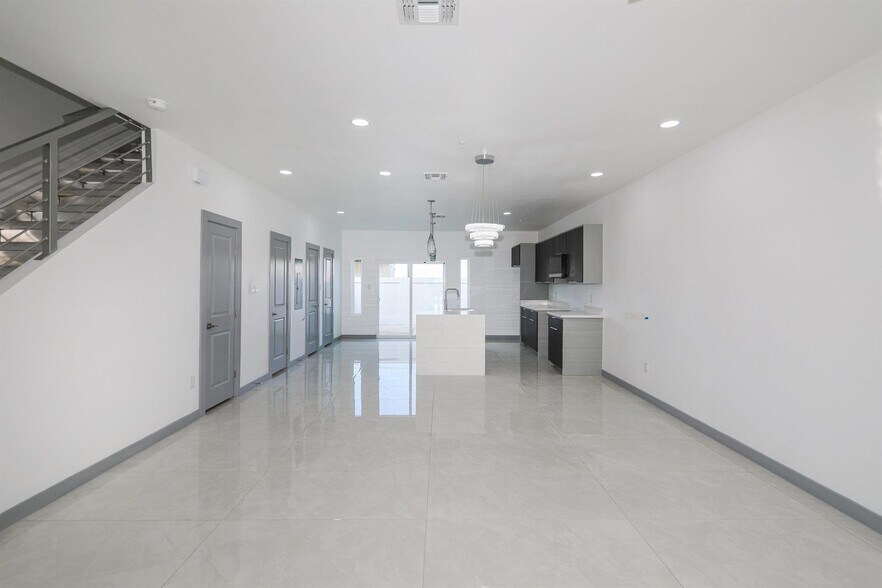 1011 Emerald Valley Dr, Laredo, TX à vendre - Photo intérieure – Image 2 sur 12