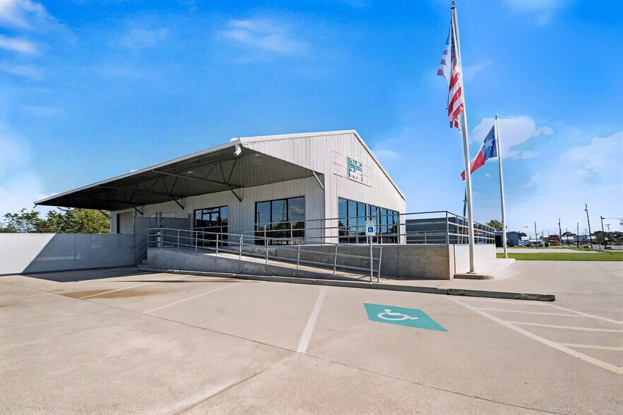 110 N Walker St, Angleton, TX à louer - Photo de l’immeuble – Image 2 sur 43