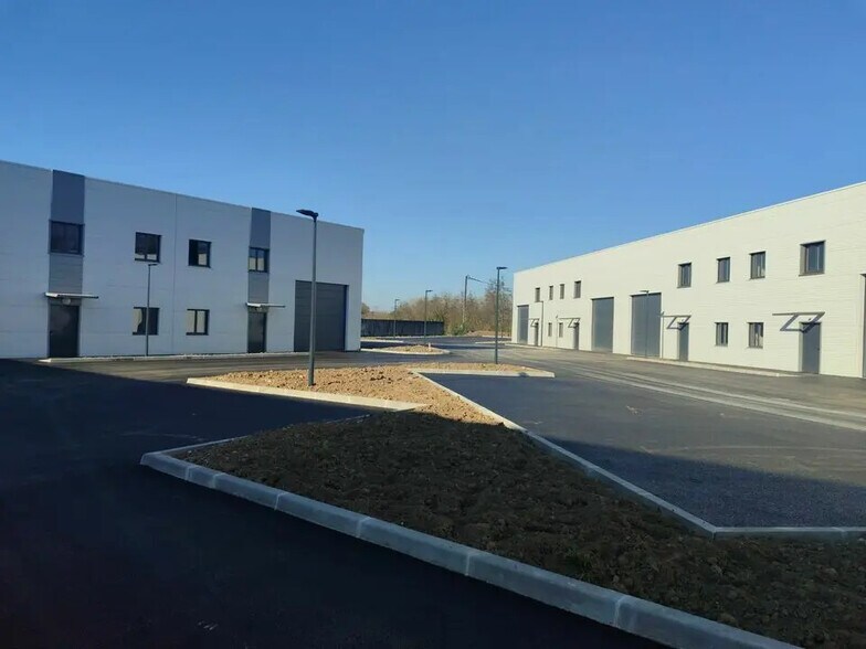 Local d’activités dans Morestel à louer - Photo de l’immeuble – Image 2 sur 6