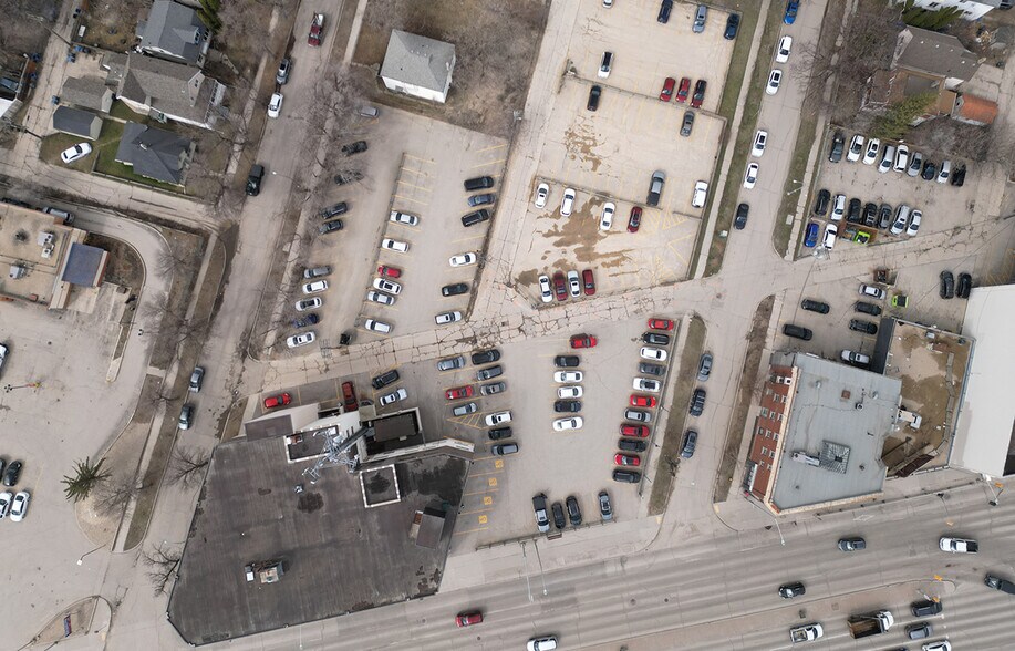 829, 831, 835 Portage Ave, Winnipeg, MB à louer - Photo de l’immeuble – Image 2 sur 16