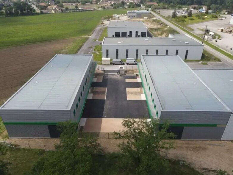 Local d’activités dans Tignieu-Jameyzieu à louer - Photo de l’immeuble – Image 2 sur 11