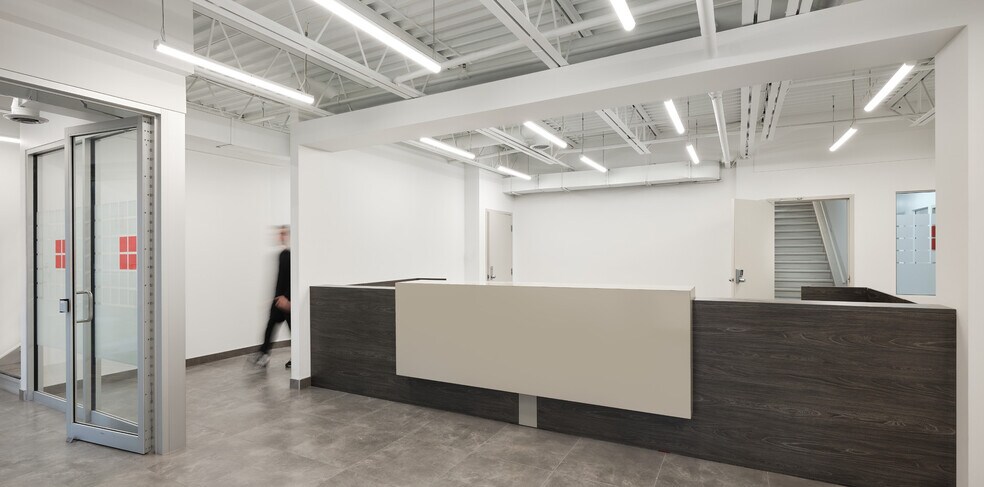 5520-5576 Boul Des Rossignols, Laval, QC à louer - Hall d’entrée – Image 3 sur 8