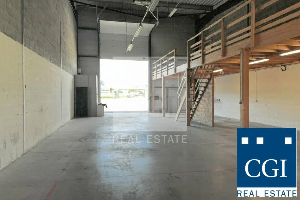 Local d’activités dans Saint-Étienne-de-Saint-Geoirs à louer Photo de l’immeuble– Image 1 sur 5