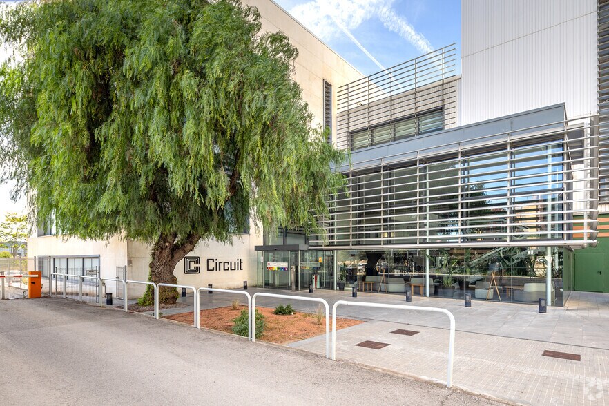 Carrer de Lluís Muntadas, 5, Cornellà de Llobregat, Barcelona à louer - Photo de l’immeuble – Image 3 sur 3