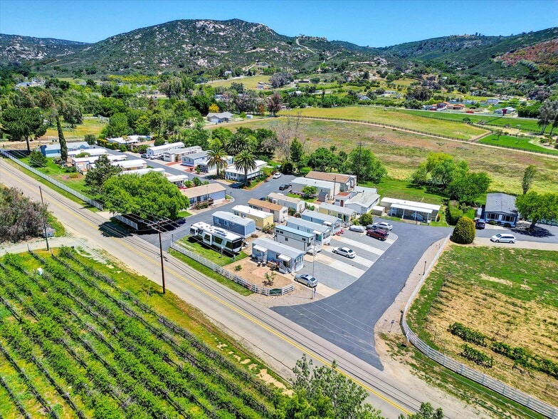 2030 Magnolia Ave, Ramona, CA à vendre - Photo de l’immeuble – Image 2 sur 6