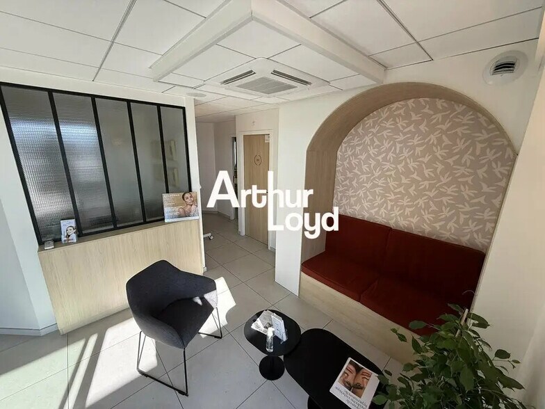 Bureau dans Puget-sur-Argens à vendre - Photo de l’immeuble – Image 2 sur 4