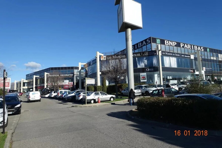 Local commercial dans Mandelieu-la-Napoule à louer - Photo de l’immeuble – Image 1 sur 5