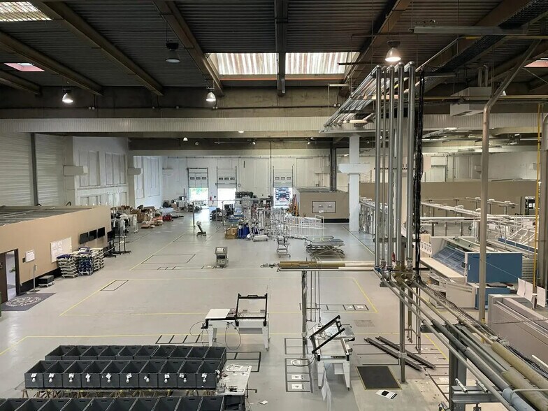 Local d’activités dans SAINT-OUEN-L'AUMONE à louer - Photo de l’immeuble – Image 2 sur 7