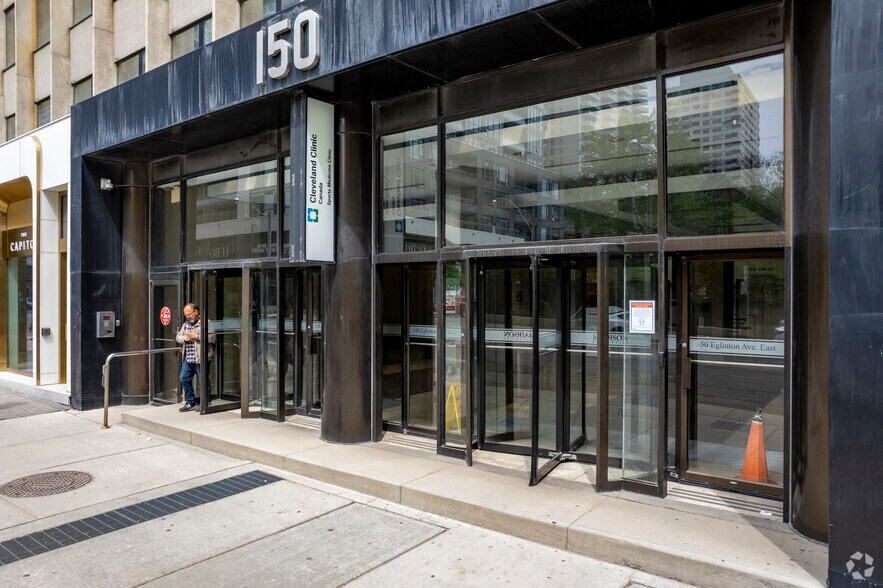 150 Eglinton Ave E, Toronto, ON à louer - Photo de l’immeuble – Image 3 sur 4