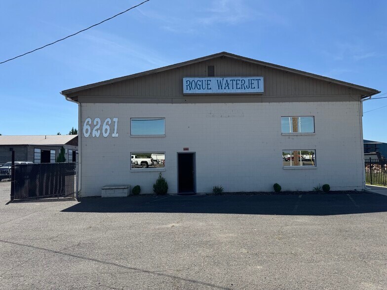 6261 Crater Lake Hwy, Central Point, OR à vendre - Photo de l’immeuble – Image 2 sur 7