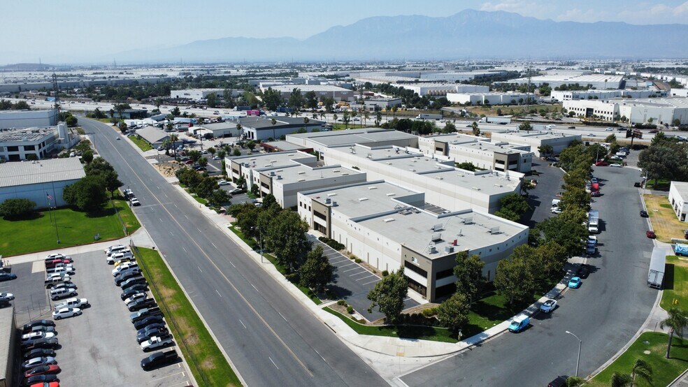 10513-10567 San Sevaine Way, Jurupa Valley, CA à vendre - Photo de l’immeuble – Image 3 sur 5