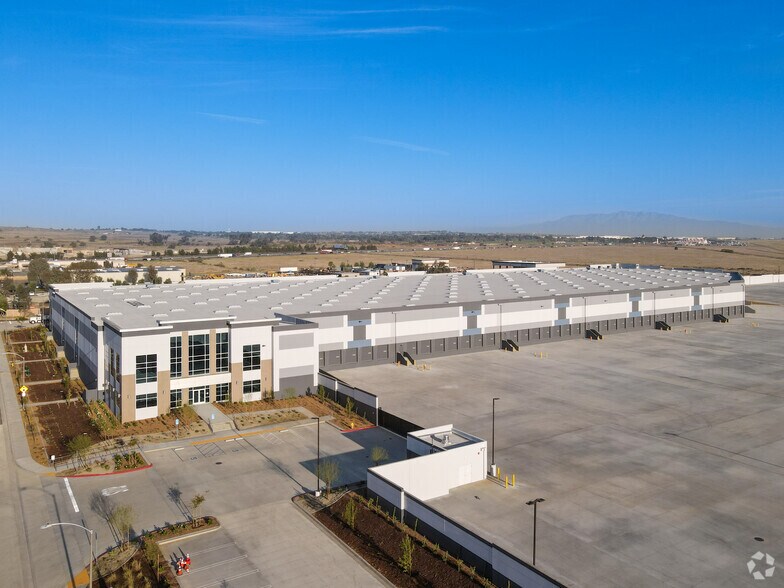 1330 Nandina Ave, Perris, CA à louer - Photo de l’immeuble – Image 3 sur 11
