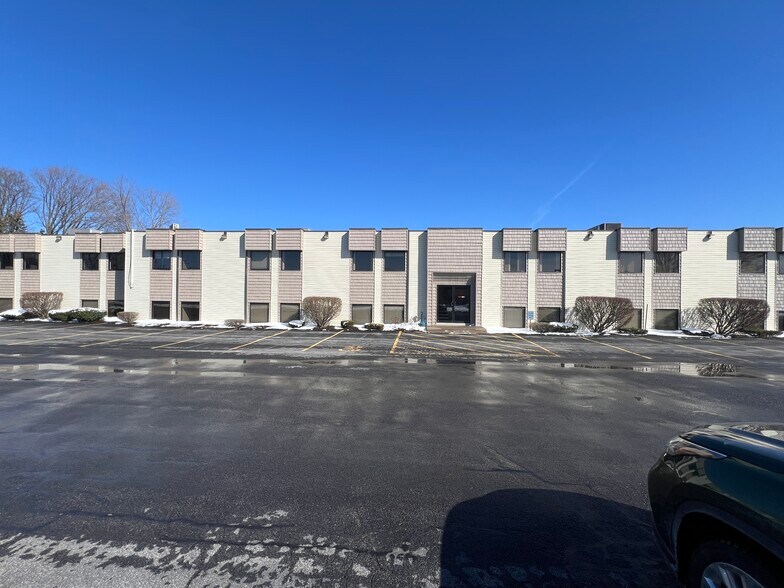 4 Adler Dr, East Syracuse, NY à vendre - Photo de l’immeuble – Image 1 sur 16