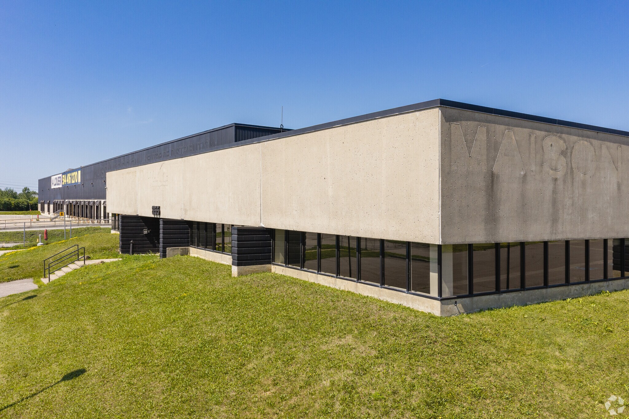 2750 Av Francis-Hughes, Laval, QC à louer Photo de l’immeuble– Image 1 sur 8