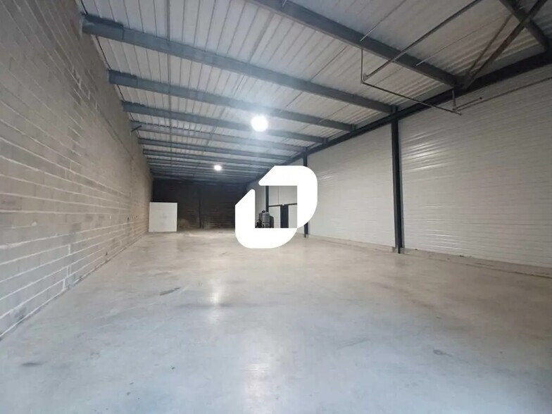 Industriel/Logistique dans Montussan à louer - Photo de l’immeuble – Image 3 sur 6