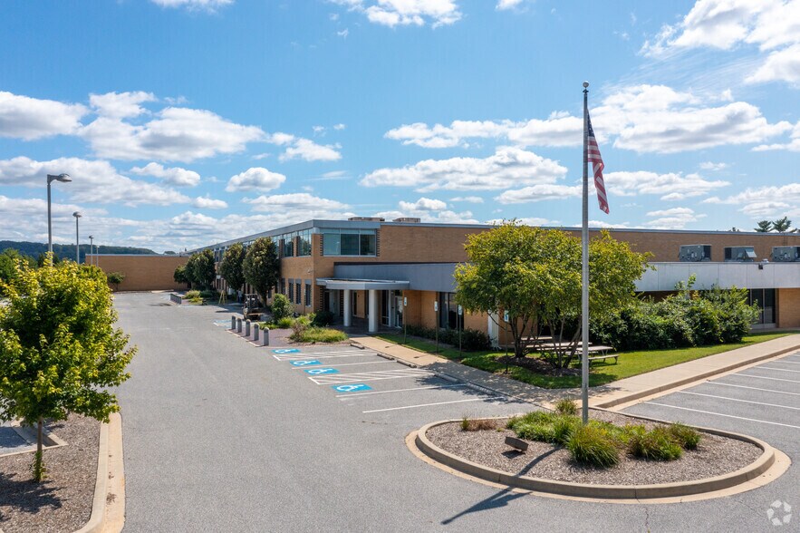 300 Clubhouse Rd, Hunt Valley, MD à louer - Photo principale – Image 2 sur 13