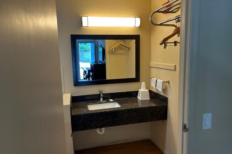 2111 NW Evangeline Trwy, Lafayette, LA à vendre - Photo de l’immeuble – Image 3 sur 9