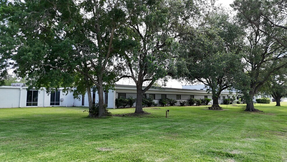 104 Industrial Blvd, Sugar Land, TX à louer - Photo de l’immeuble – Image 1 sur 3