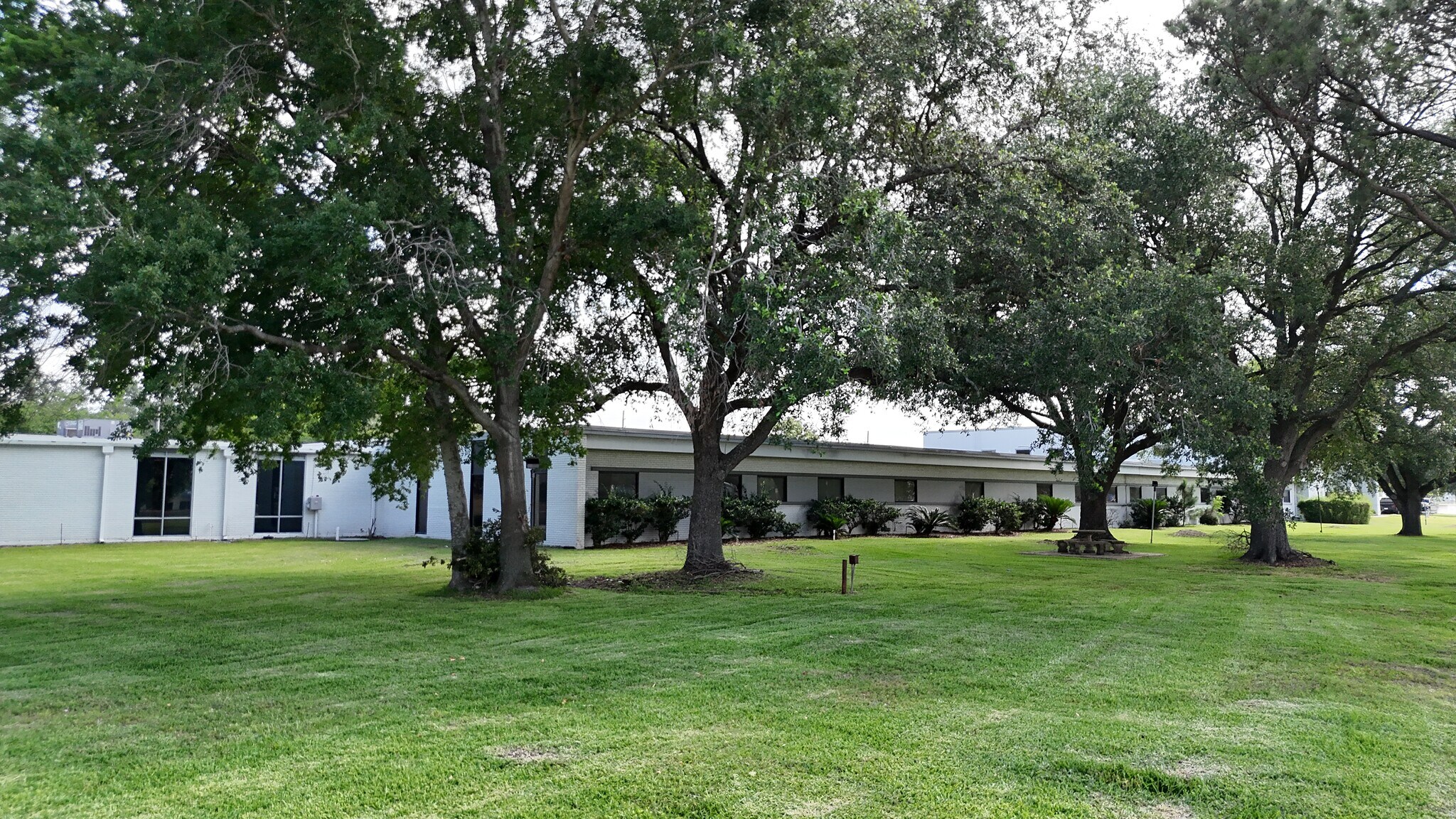 104 Industrial Blvd, Sugar Land, TX à louer Photo de l’immeuble– Image 1 sur 4