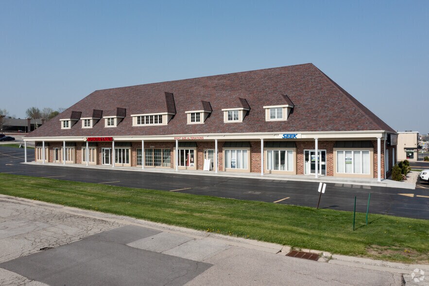 295 Regency Ct, Brookfield, WI à louer - Photo de l’immeuble – Image 1 sur 13
