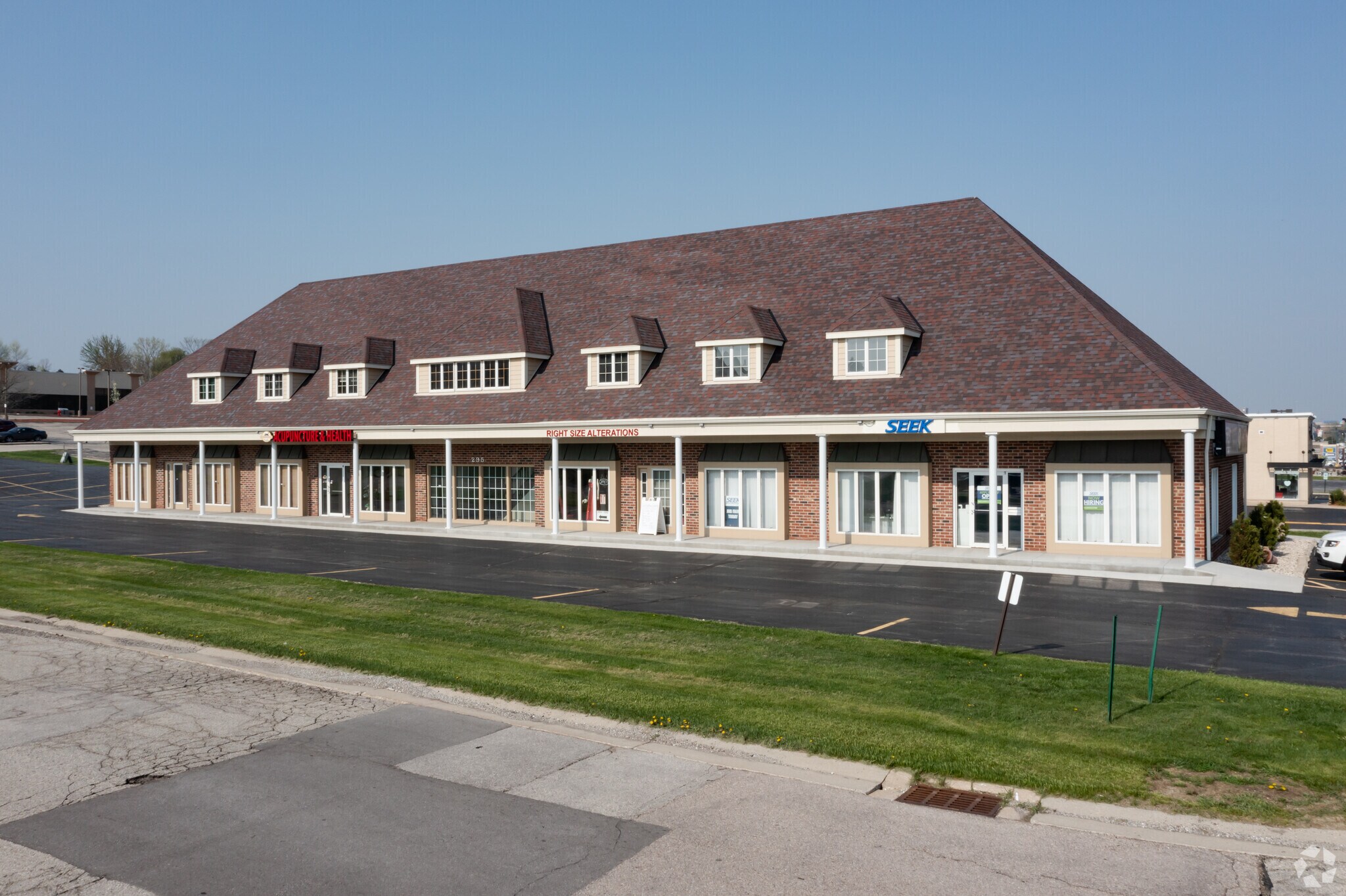 295 Regency Ct, Brookfield, WI à louer Photo de l’immeuble– Image 1 sur 14