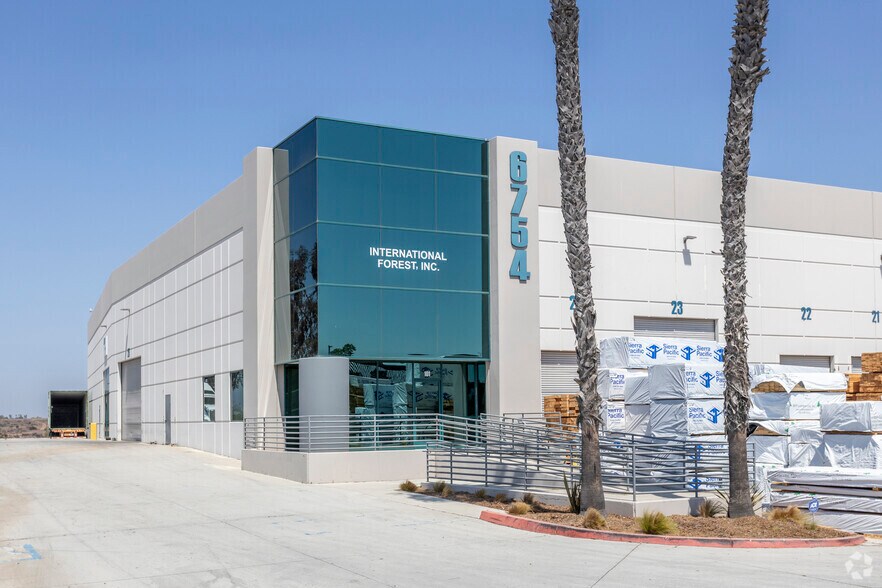 6754 Calle De Linea, San Diego, CA à louer - Photo de l’immeuble – Image 2 sur 4