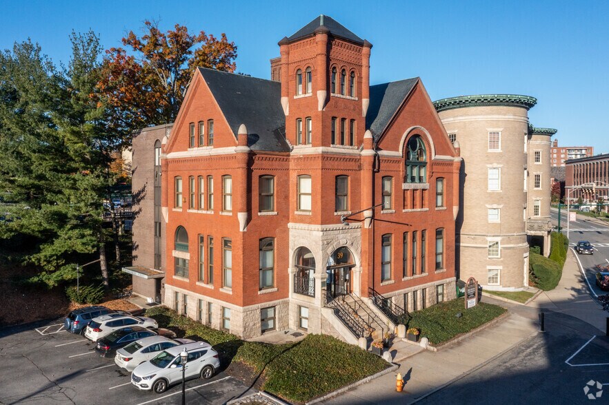 39 Salisbury St, Worcester, MA à vendre - Photo principale – Image 1 sur 18