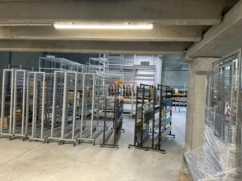 Local d’activités dans Hyères à louer - Photo de l’immeuble – Image 2 sur 12