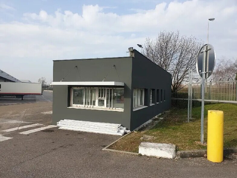 Local d’activités dans Saint-Quentin-Fallavier à louer - Photo de l’immeuble – Image 2 sur 3