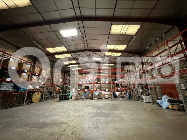 Plus de détails pour Local d’activités à vendre