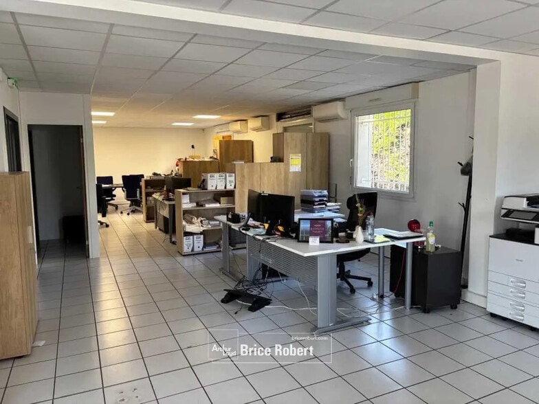 Local d’activités dans Vénissieux à louer - Photo de l’immeuble – Image 2 sur 5