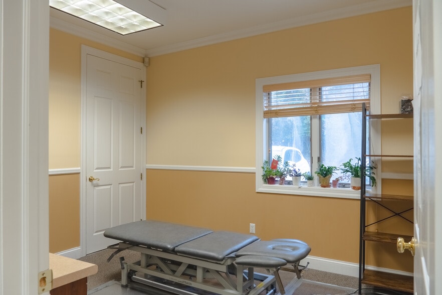 182-186 W Montauk Hwy, Hampton Bays, NY à louer - Photo de l’immeuble – Image 3 sur 12