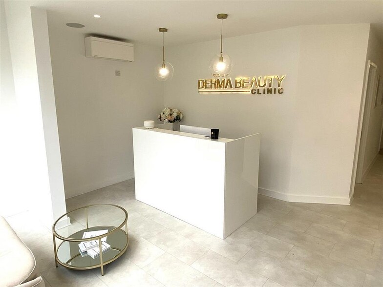 164 Queen's Rd, Buckhurst Hill à louer - Photo de l’immeuble – Image 3 sur 12