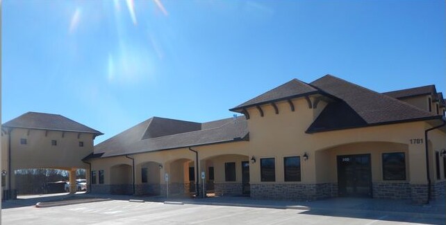 1701 Walter Holiday Dr, Cleburne, TX à louer Photo de l’immeuble– Image 1 sur 8