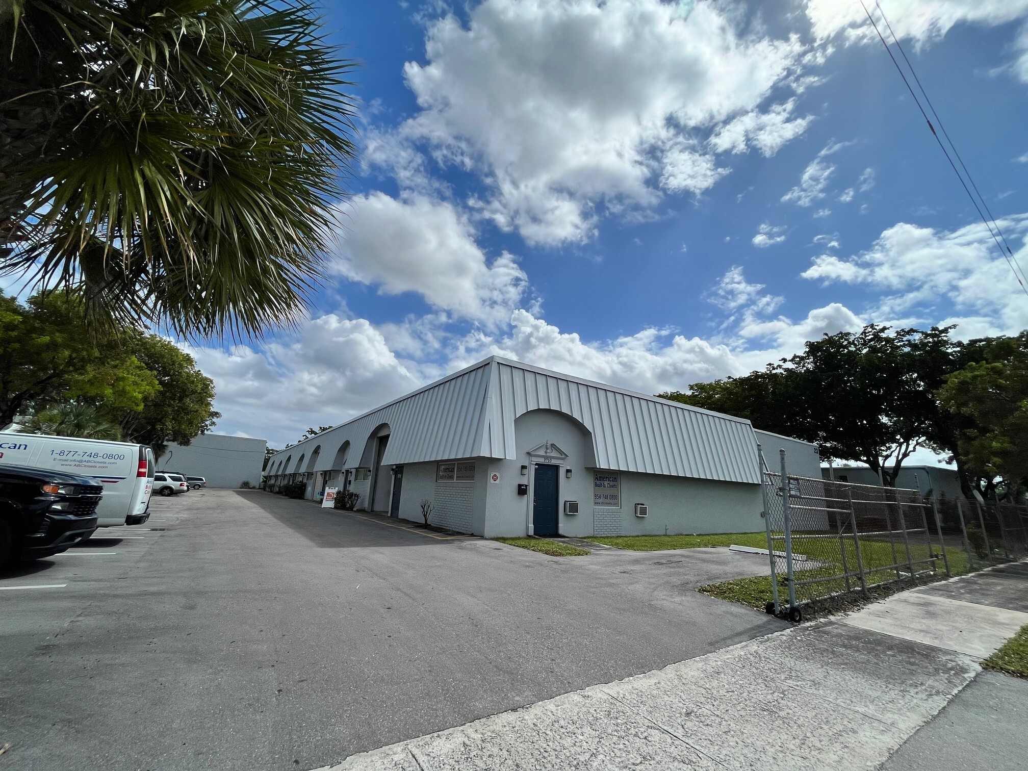 2696 NW 31st Ave, Lauderdale Lakes, FL à louer Photo de l’immeuble– Image 1 sur 2