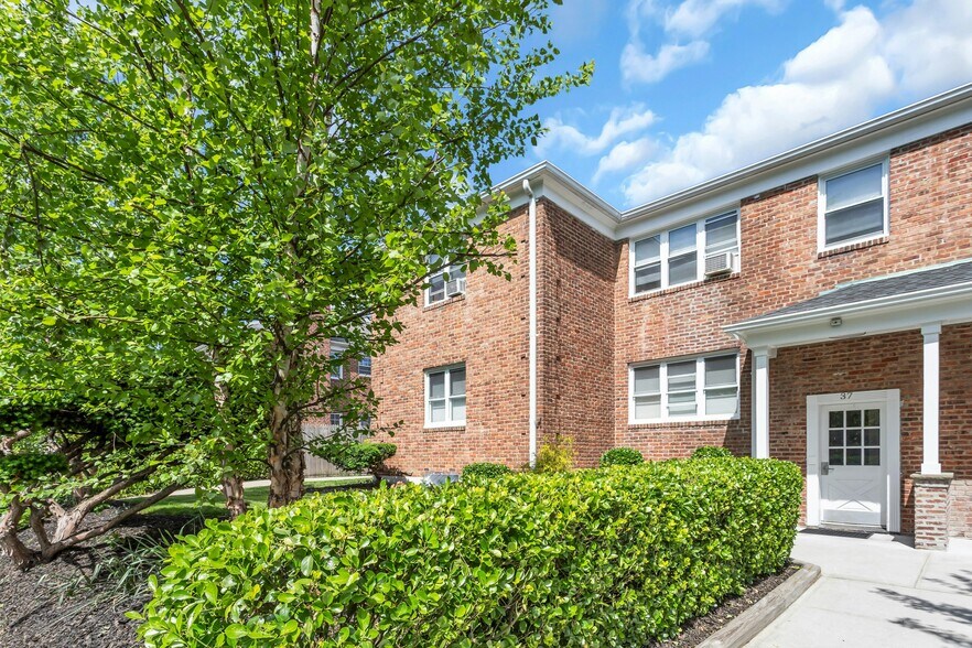 37 Spruce St, Great Neck, NY à vendre - Photo de l’immeuble – Image 3 sur 8