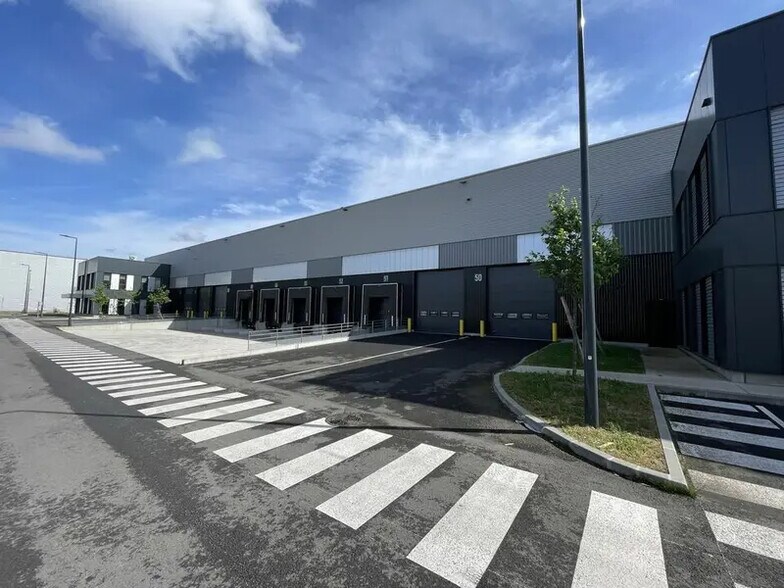 Local d’activités dans Le Bourget à louer - Photo de l’immeuble – Image 3 sur 4